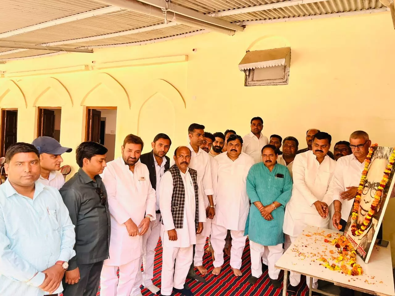 पुष्पांजलि अर्पित कर लिया डॉ लोहिया के विचारों पर चलने का संकल्प