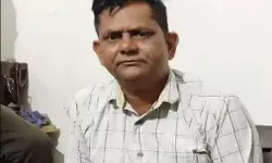 रिश्वतखोर दरोगा रंगे हाथ घूस लेते दबोचा- धारा बढ़ाकर जेल भेजने की... रिश्वतखोर दरोगा रंगे हाथ घूस लेते दबोचा- धारा बढ़ाकर जेल भेजने की...