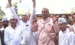 बेड़ियां पहनकर MLA ने किया केजरीवाल की गिरफ्तारी का विरोध बेड़ियां पहनकर MLA ने किया केजरीवाल की गिरफ्तारी का विरोध