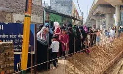 रेलवे फाटक पर दीवार बनाने का विरोध- रेलवे पुलिस व पब्लिक आमने सामने