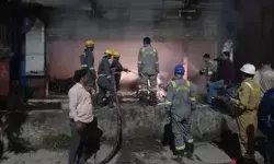 बाइक शोरूम में लगी आग- दो दर्जन से अधिक बाइक जलकर हुई राख