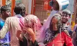 होली का हुड़दंग- मुस्लिम महिलाओं पर जबरन डाला रंग होली का हुड़दंग- मुस्लिम महिलाओं पर जबरन डाला रंग