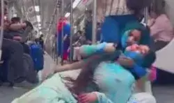 होली के नाम पर अश्लीलता- मेट्रो में दो युवतियों ने फरमाया हॉट इश्क होली के नाम पर अश्लीलता- मेट्रो में दो युवतियों ने फरमाया हॉट इश्क