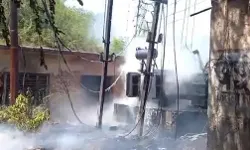 तेल रिसाव से ट्रांसफार्मर में लगी आग- कई क्षेत्रों की बत्ती गुल तेल रिसाव से ट्रांसफार्मर में लगी आग- कई क्षेत्रों की बत्ती गुल