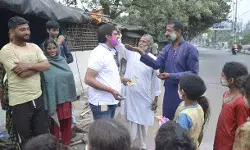 झुग्गियों में रह रहे परिवारों को मनीष चौधरी ने दी गुजिया, रंग-गुलाल झुग्गियों में रह रहे परिवारों को मनीष चौधरी ने दी गुजिया, रंग-गुलाल