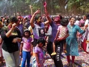 अनूठी होली- यहां सिर्फ महिलाएं करती है शिरकत- मर्दों का देखना भी वर्जित
