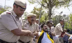 केजरीवाल को लेकर सियासी गदर- BJP व AAP का प्रदर्शन- पंजाब के मंत्री... केजरीवाल को लेकर सियासी गदर- BJP व AAP का प्रदर्शन- पंजाब के मंत्री...