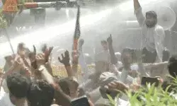 सचिवालय जा रहे BJP कार्यकर्ताओं ने तोड़ी बेरिकेडिंग- वाटर कैनन का... सचिवालय जा रहे BJP कार्यकर्ताओं ने तोड़ी बेरिकेडिंग- वाटर कैनन का...