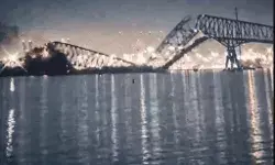 कार्गो जहाज की टक्कर से गिरा ब्रिज- पानी में गिरी गाड़ियां- जहाज में.. कार्गो जहाज की टक्कर से गिरा ब्रिज- पानी में गिरी गाड़ियां- जहाज में..