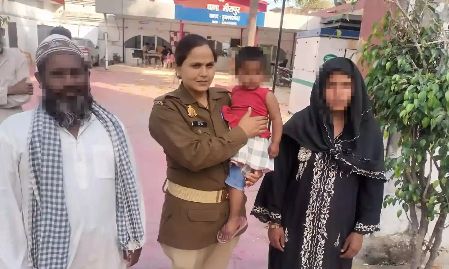 परिजनों से बिछड़ी बच्ची को एक घंटे में मिलाया- पुलिस को बोला थैंक यू