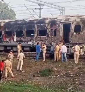 मुंबई जा रही स्पेशल ट्रेन में आग- बोगी जलकर हुई खाक- यात्रियों ने....