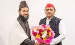 जामा मस्जिद के इमाम की सियासत में एंट्री- सपा ने दिया टिकट जामा मस्जिद के इमाम की सियासत में एंट्री- सपा ने दिया टिकट