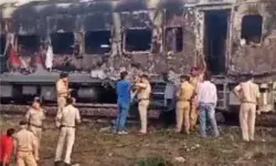 मुंबई जा रही स्पेशल ट्रेन में आग- बोगी जलकर हुई खाक- यात्रियों ने....
