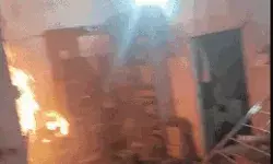 गायब हुई बच्ची का मिला शव- भीड़ ने दारू की दुकान की आग के हवाले गायब हुई बच्ची का मिला शव- भीड़ ने दारू की दुकान की आग के हवाले