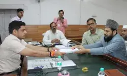 चार्टर प्लेन से पहुंचा सिंबल- जामा मस्जिद के शाही इमाम ने किया नामांकन