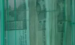 पुलिस की चेकिंग में छोटा हाथी से तकरीबन ढाई लाख रुपए की नकदी बरामद