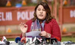 कंगना विवाद में झुलसी सुप्रिया श्रीनेत के टिकट पर चली कैंची- इन्हें... कंगना विवाद में झुलसी सुप्रिया श्रीनेत के टिकट पर चली कैंची- इन्हें...