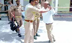 लोकसभा चुनाव 2024- नामांकन निरस्त करने को लेकर प्रत्याशी का हंगामा लोकसभा चुनाव 2024- नामांकन निरस्त करने को लेकर प्रत्याशी का हंगामा