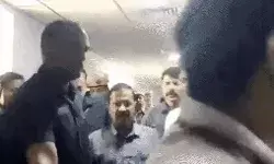 केजरीवाल कोर्ट में पेश- खुद की अपनी पैरवी- अदालत ने फैसला किया रिजर्व केजरीवाल कोर्ट में पेश- खुद की अपनी पैरवी- अदालत ने फैसला किया रिजर्व