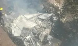 खाई में गिरी बस- 45 लोगों की मौत- सिर्फ 8 साल की बच्ची जीवित बची खाई में गिरी बस- 45 लोगों की मौत- सिर्फ 8 साल की बच्ची जीवित बची