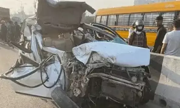 एक्सप्रेस वे पर डंपर में घुसी स्कूली वैन- ड्राइवर की मौत,कई बच्चे घायल
