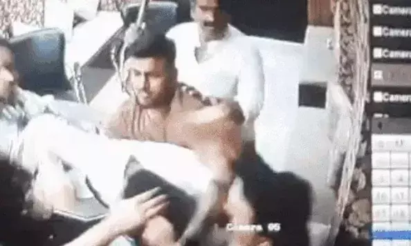 बिल्डर के दफ्तर में भाजपा पार्षद की पिटाई- CCTV में कैद हुआ यह हमला