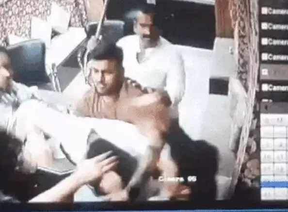 बिल्डर के दफ्तर में भाजपा पार्षद की पिटाई- CCTV में कैद हुआ यह हमला बिल्डर के दफ्तर में भाजपा पार्षद की पिटाई- CCTV में कैद हुआ यह हमला