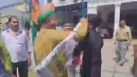 गठबंधन प्रत्याशी की प्रेस वार्ता में घमासान- खूब हुई जूत्तम पैजार गठबंधन प्रत्याशी की प्रेस वार्ता में घमासान- खूब हुई जूत्तम पैजार