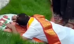 टिकट मिलने पर रोये भाजपा नेता ने सिंबल को किया दंडवत प्रणाम टिकट मिलने पर रोये भाजपा नेता ने सिंबल को किया दंडवत प्रणाम