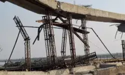 भरभराकर गिरा गंगा पर बन रहे पुल का हिस्सा- सामग्री को लेकर उठे सवाल भरभराकर गिरा गंगा पर बन रहे पुल का हिस्सा- सामग्री को लेकर उठे सवाल