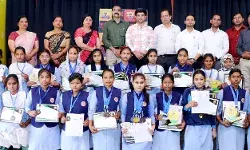 वार्षिक रिजल्ट घोषित- शानदार प्रदर्शन करन वाले बच्चों को मिला अवार्ड