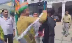 गठबंधन प्रत्याशी की प्रेस वार्ता में घमासान- खूब हुई जूत्तम पैजार गठबंधन प्रत्याशी की प्रेस वार्ता में घमासान- खूब हुई जूत्तम पैजार