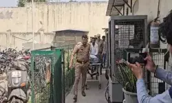 दिनदहाड़े घर में घुसे बदमाशों ने सपा नेता की बीवी को गोलियों से भूना दिनदहाड़े घर में घुसे बदमाशों ने सपा नेता की बीवी को गोलियों से भूना