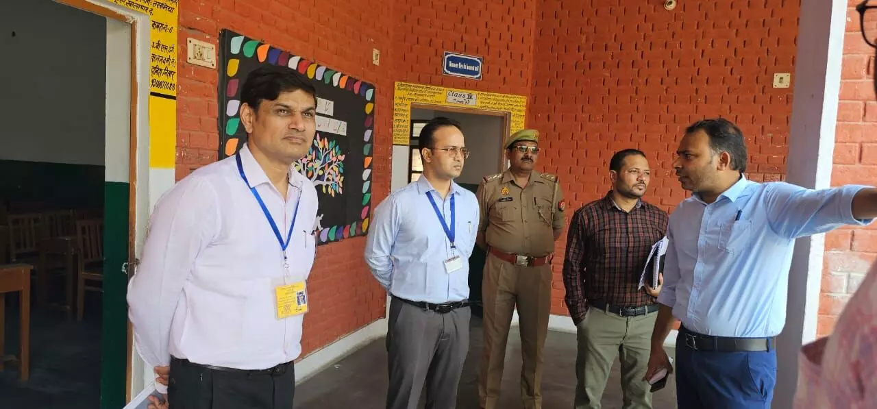 सामान्य प्रेक्षक राजेश मीणा ने किया बूथों का निरीक्षण, परखी व्यवस्थाएं सामान्य प्रेक्षक राजेश मीणा ने किया बूथों का निरीक्षण, परखी व्यवस्थाएं