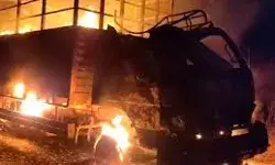 नक्सलियों ने लगाई खड़े ट्रकों में आग- मची अफरा तफरी नक्सलियों ने लगाई खड़े ट्रकों में आग- मची अफरा तफरी