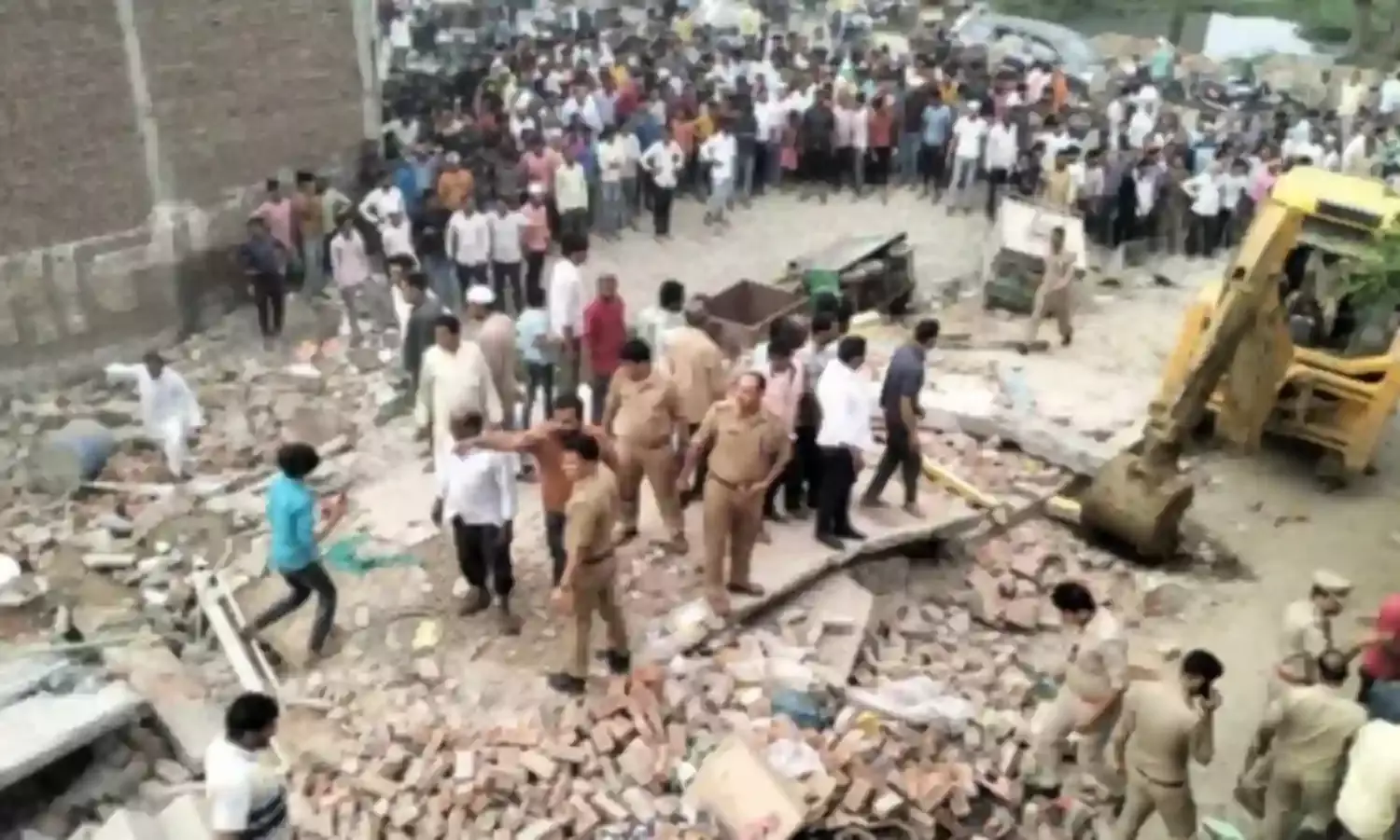ब्लास्ट में आतिशबाज का दो मंजिला जमींदोज-महिला व दो बच्चे दबे