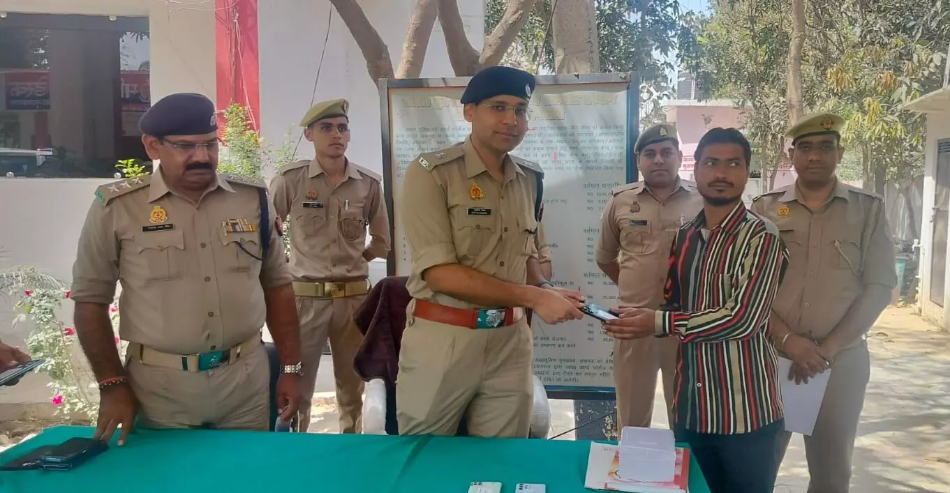 पुलिस के प्रयास लाये रंग-खोये मोबाइल ढूंढकर दिए वापस-मिलते ही..