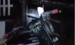 सांप की फुंकार सुनते ही बंधी घिग्घी- बाईक छोडकर भागा युवक सांप की फुंकार सुनते ही बंधी घिग्घी- बाईक छोडकर भागा युवक