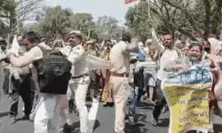 CM हाऊस घेरने पहुंचे टीचरों पर पड़ी पुलिस की लाठियां- दौड़ा कर पीटा