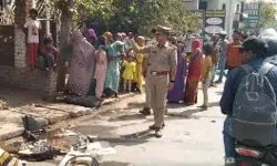 पति नशे में उड़ाने लगे कमाई- महिलाओं ने तोड़फोड़ कर ठेके में शराब जलाई पति नशे में उड़ाने लगे कमाई- महिलाओं ने तोड़फोड़ कर ठेके में शराब जलाई