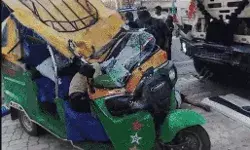 ओवरटेक के चक्कर में हादसा- डंपर के साथ ऑटो की भिड़ंत- 5 की मौत ओवरटेक के चक्कर में हादसा- डंपर के साथ ऑटो की भिड़ंत- 5 की मौत