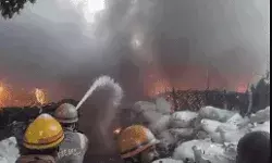 राखी मंडी में आग के तांडव से कोहराम- सौ से अधिक झोपड़ी गोदाम राख