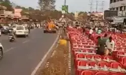 रास्ता बंद करके सड़क पर रोजा इफ्तार पार्टी- मेज पर सजी नाश्ते की प्लेटे रास्ता बंद करके सड़क पर रोजा इफ्तार पार्टी- मेज पर सजी नाश्ते की प्लेटे