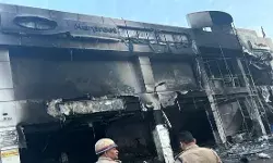 फोर्ड कार शोरूम में लगी आग - आसपास के लोगों की सांसे अटकी फोर्ड कार शोरूम में लगी आग - आसपास के लोगों की सांसे अटकी