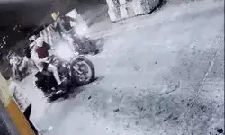 दबदबा बनाने को टोल प्लाजा पर फायरिंग- भागते समय दो कर्मी कुएं में गिरे दबदबा बनाने को टोल प्लाजा पर फायरिंग- भागते समय दो कर्मी कुएं में गिरे