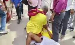 चंदन लगाने को लेकर घमासान- सड़क पर खूब हुई मारामारी