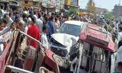 कई लोगों को रौंदने के बाद पलटा बेकाबू ट्रक-दो की मौत, कई के दबने की आशंका