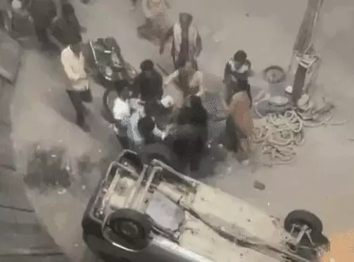 मौत के कुएं में स्टंट कर रही कार का फटा टायर-करतब दिखाते युवक युवती..