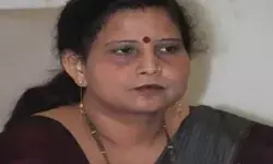 सुनीता पड़ी अतुल प्रधान पर भारी- पति के साथ सपा का सिंबल लेकर लौटी सुनीता पड़ी अतुल प्रधान पर भारी- पति के साथ सपा का सिंबल लेकर लौटी