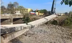 फोरलेन हाईवे निर्माण के दौरान टूटा ब्रिज का गार्डर- मजदूरों ने भाग कर...